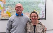 Nikolaj Soechanov en zijn vrouw wonen in een afgelegen dorp in Siberië (Rusland). Het dorp Teya ligt op de kaart achter hen iets rechts naast het hoofd van de evangelist. beeld Martin Droog