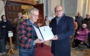 Beiaardier Wim Ruessink (l.) overhandigt de petitie aan burgemeester Bengevoord van Winterswijk. beeld Kitty de Fauw