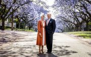 Koning Willem-Alexander en koningin Maxima poseren bij de zogeheten Jacaranda Trees, op de eerste dag van een een driedaags staatsbezoek aan Zuid-Afrika. beeld ANP, REMKO DE WAAL