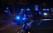 Politieagenten blokkeren het verkeer nadat verdachte Robert Card op 27 oktober 2023 dood werd aangetroffen in Lissabon, Maine. Beeld AFP, Angela Weiss