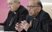 De voorzitter van de Spaanse bisschoppenconferentie, Juan Jose Omella (r.), dinsdag op de persconferentie in Madrid. beeld EPA, J.P. Gandul