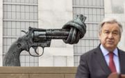 „Eens zullen de wapens zwijgen, zoals het standbeeld bij de ingang van het VN-gebouw in New York laat zien.” beeld EPA, Justin Lane