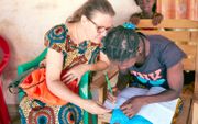 Gerda Klaver (l. Jedidja/Kimon) helpt Kadisha met schrijven. Kadisha lijdt aan epilepsie en wordt om die reden gemeden in haar dorp. Gerda is vast van plan haar een waardig plekje in het dorp terug te geven.  beeld Jaco Klamer