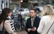 SGP-lijsttrekker Stoffer in gesprek met wakers bij een abortuskliniek in Rotterdam. beeld ANP, Jeroen Jumelet