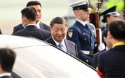 De Chinese president Xi Jinping arriveert dinsdag op de internationale luchthaven van San Francisco, een dag voor zijn langverwachte ontmoeting met zijn Amerikaanse ambtgenoot Joe Biden. Xi reisde zes jaar geleden voor het laatst naar de Verenigde Staten. beeld AFP, Frederic J. Brown