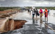 Kenianen vluchtten woensdag voor de overstromingen. Het Oost-Afrikaanse land heeft te maken met uitzonderlijke regenval als gevolg van El Niño. beeld AFP, Luis Tato