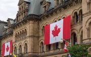 Canadese vlaggen op een regeringsgebouw in Ottawa. beeld Getty Images, Iryna Tolmachova