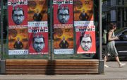 Posters over sultan en oliesjeik Al Jaber hangen bij een bushalte in Bonn tijdens een top in het Duitse Bonn in juni. „Olie en klimaat gaan niet samen”, zo luidt het protest tegen Al Jaber die voorzitter is tijdens de VN-klimaatconferentie die donderdag start. beeld AP, Martin Meissner