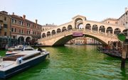 Extinction Rebellion voert actie in Venetie en kleurt het water groen met een vloeistof. Beeld AFP, Marco SABADIN