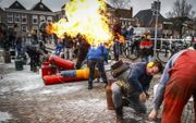 Inwoners van de gemeente Genemuiden luiden het jaar uit met carbidschoten. Archiefbeeld ANP, VINCENT JANNINK