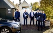 Beveiligers van PVV-leider Geert Wilders bij een woning waar hij met inwoners en plaatselijke ondernemers van Ter Apel in gesprek is. beeld ANP, Robin van Lonkhuijsen