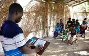 Een protestantse gemeente komt samen in een aftans kerkje in het noorden van Togo. Het ergste is dat de voorganger geen opleiding genoot  en daardoor het Woord  maar gebrekkig kan uitleggen.  beeld Jaco Klamer