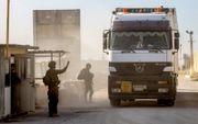 Een vrachtwagen met hulpgoederen dinsdag bij de grens met het zuiden van de Gazastrook. beeld AFP, Menahem KAHANA