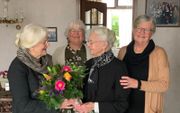 Zussen Arja Boeser (linksachter) en Heleen Kint (rechtsachter) zijn blij met de hulp van buurvrouw Riek Prosman (linksvoor), die bloemen ontvangt van hun moeder Nel Taal. beeld familie Boeser