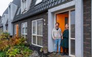 Tim Beenders en Marijke Beenders-Van Brummelen voor hun huurwoning in de Barneveldse nieuwbouwwijk Veller. beeld Ruben Schipper