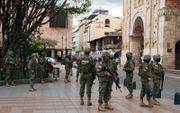 Ecuadoraanse soldaten patrouilleren in de straten van Cuenca, Ecuador. beeld AFP, Fernando Machado