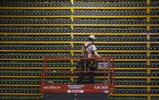 Een technicus in het Canadese Saint Hyacinthe inspecteert apparatuur voor ”minen” van bitcoins. Dat proces vergt veel energie. beeld AFP, Lars Hagberg