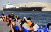 Een vrachtschip vaart eind december door het Suezkanaal. Egypte ontving in de eerste dagen van januari 40 procent minder inkomsten uit de scheepvaart via het kanaal dan in dezelfde periode vorig jaar. beeld EPA, Mohamed Hossam