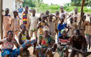 Dorpelingen op het platteland van Togo hebben zich verzameld bij de hut van  de toverdokter, tevens dorpshoofd. Animisme komt nog veel voor in dit West-Afrikaanse land. beeld Jaco Klamer