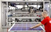 Werknemers tijdens de productie van circulaire lichtgewicht zonnepanelen bij een fabriek van Solarge in Weert. beeld ANP, Robin van Lonkhuijsen