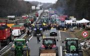 Franse boeren blokkeerden dinsdag de snelweg A62 in de buurt van Agen, in het zuiden van het land. De boeren protesteren tegen hoge lasten, strenge milieuregels en lage prijzen voor hun producten. beeld AFP, Christophe Archambault
