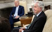 De Amerikaanse president Joe Biden met CIA-baas William J. Burns. beeld AFP, Brendan Smialowsk