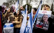 „In het Vredespaleis in Den Haag zal er geen gerechtigheid zijn.” Foto: pro-Israëlische sympathisanten voeren actie tijdens de hoorzitting bij het Internationaal Gerechtshof (ICJ) over een genocideaanklacht van Zuid-Afrika tegen Israël. beeld ANP, Koen van Weel
