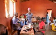 Janira (24) is doof maar heeft toch een baantje in een restaurant als serveerster.  In Guinee-Bissau is dat bijzonder en zo goed als onmogelijk. Dankzij Stichting Kimon kreeg Janira de kans om wel dit werk te gaan doen. beeld Jaco Klamer