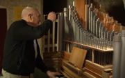 Han Reil demonstreert in het Orgelmuseum in Elburg hoe je een orgel stemt. Beeld Youtube