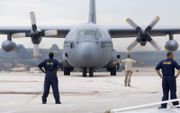 Een dropping van goederen uit een C-130 Herculestransporttoestel. beeld AFP, Jack Guez