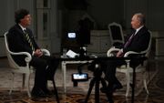 De Russische president Vladimir Poetin wordt geïnterviewd door de Amerikaanse presentator Tucker Carlson. beeld AFP, Gavriil Grigorov