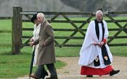 Koning Charles en zijn vrouw vertrekken uit de kerk. Van de koning werd bekend dat hij kanker heeft. Beeld AFP, JUSTIN TALLIS