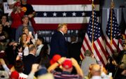 Oud-president Donald Trump tijdens een verkiezingsbijeenkomst in South-Carolina. beeld AFP, Julia Nikhinson