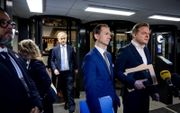 Fractievoorzitter Geert Wilders (PVV) en Pieter Omtzigt (NSC) tijdens de inloop maandagmorgen. beeld ANP, ROBIN VAN LONKHUIJSEN
