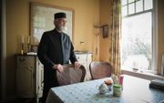 Vader Jewsewy​, hoofd van het Russisch-orthodoxe klooster in het Friese Hemelum, in de bibliotheek van zijn woonhuis, een voormalige pastorie. beeld Sjaak Verboom
