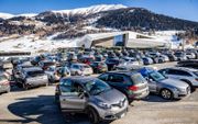 Auto's op een parkeerplek in een skigebied. beeld Jeffrey Groeneweg