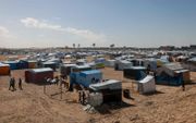 Een kamp voor ontheemden uit Khan Younis nabij de grens met Egypte. beeld AFP, Mohammed Abed