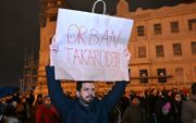 Protest in de Hongaarse hoofdstad Budapest vanwege de groeiende onvrede over het schandaal dat president Orbán de gevangene Endre Kónya, die betrokken was bij een pedofiliezaak, heeft vrijgelaten. beeld AFP, Attila Kisbenedek
