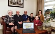 Familie De Bie achter de laptop waarop het verschil in dialectuitspraak in kaart is gebracht.  beeld Erald van der Aa