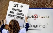 Een bord voor de deur van abortuskliniek Het Vrelinghuis in Utrecht waarschuwt voor „agressieve antiabortusdemonstranten.” beeld ANP, Robin Utrecht