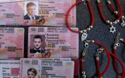 Straatverkopers in Oekraïne bieden neprijbewijzen aan met foto’s en namen van de presidentskandidaten.  beeld EPA, Tatyana Zenkovich