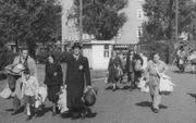 Amsterdamse Joden op reis, nadat ze werden opgeroepen of opgepakt. Anderen wisten een status als niet-Jood te bemachtigen. beeld wo2