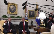 De Amerikaanse president Donald Trump (r.) ontving dinsdag NAVO-secretaris-generaal Jens Stoltenberg (l.) in het Witte Huis in Washington. beeld AFP, Jim Watson