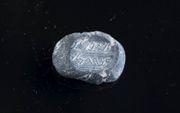 De zegelafdruk met de naam Nathan-Melech die archeologen vonden in de Stad van David. beeld Eliyahu Yanai