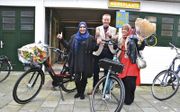 Twee Rotterdamse vrouwen wonnen een tweewieler bij de opening van de Fietsenbank. beeld De Verkeersonderneming