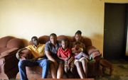 Yves (25; l.), Jeanne Mukashema (52; m.) en Yvette (19; r.) in hun huis in Nyamata, maart 2019. beeld Jaco Klamer