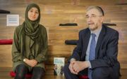 Rabbijn Lody van de Kamp en moslima Oumaima Al Abdellaoui in de bibliotheek in Amsterdam, waar hun boek begin april werd gepresenteerd.  beeld RD, Henk Visscher