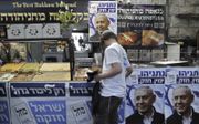 Campagnestand van Likud, de partij van de zittende Israëlische premier Benjamin Netanyahu, op de Machané Yehudamarkt in Jeruzalem, dinsdag. beeld AFP, Thomas Coex