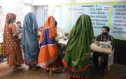 Indiase vrouwen brengen hun stem uit in de parlementsverkiezingen die donderdag zijn begonnen. De uitslag van de grootste verkiezingen ter wereld wordt op 23 mei verwacht. beeld AFP, Noah Seelam