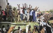 Vreugde in de Sudanese hoofdstad Khartoem, donderdag, nadat bekend was geworden dat president Omar al-Bashir zou aftreden. beeld AFP